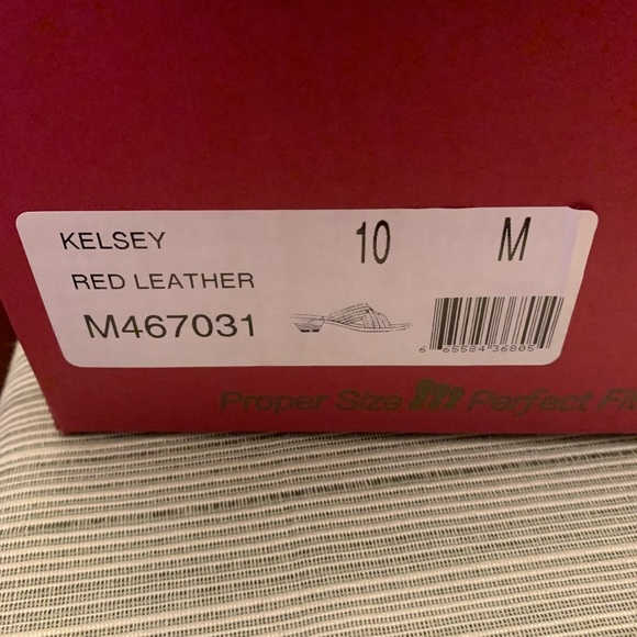 Munro red leather slides size 10. Never worn. Run small - Picture 3 of 4